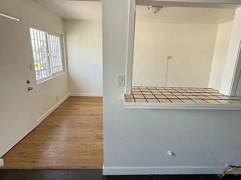 10705 S Figueroa St #7 — Photo 5