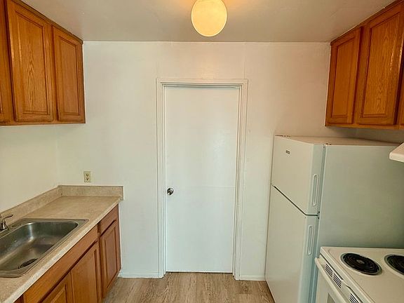 3rd image of 2170 Vineyard St #101