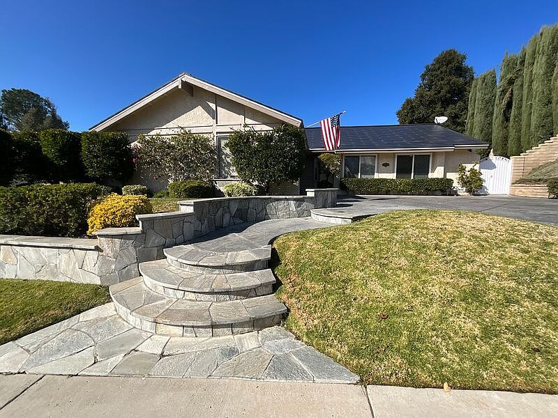 1st image of 25365 Cariz Dr