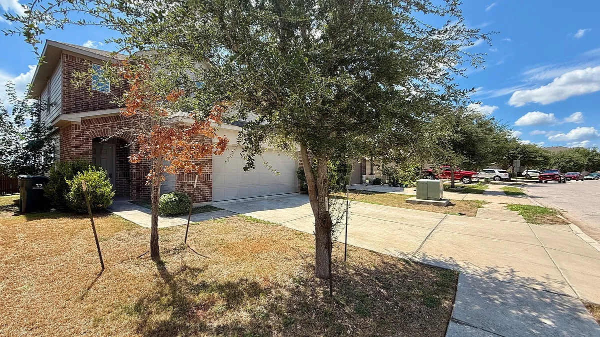 3 bed, 2.0 bath, 2142 sqft, $1,990 — Photo 3