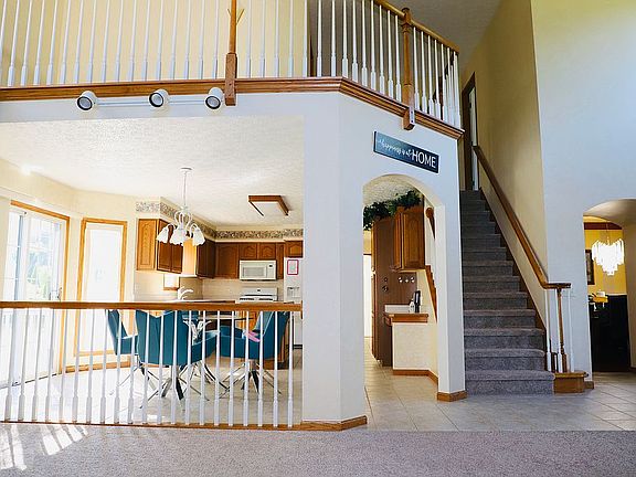 5th image of 996 Elmwood Dr