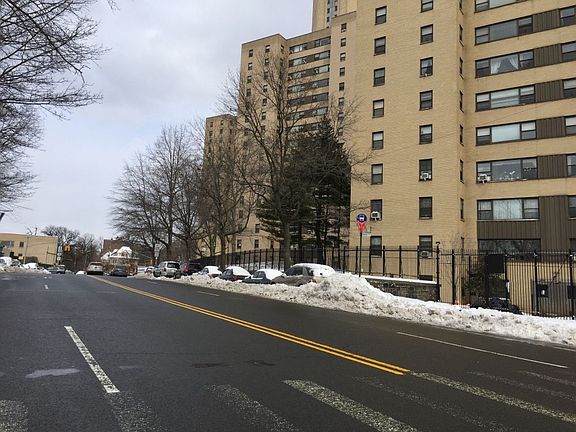 5th image of 7 Fordham Hill Oval APT 1G