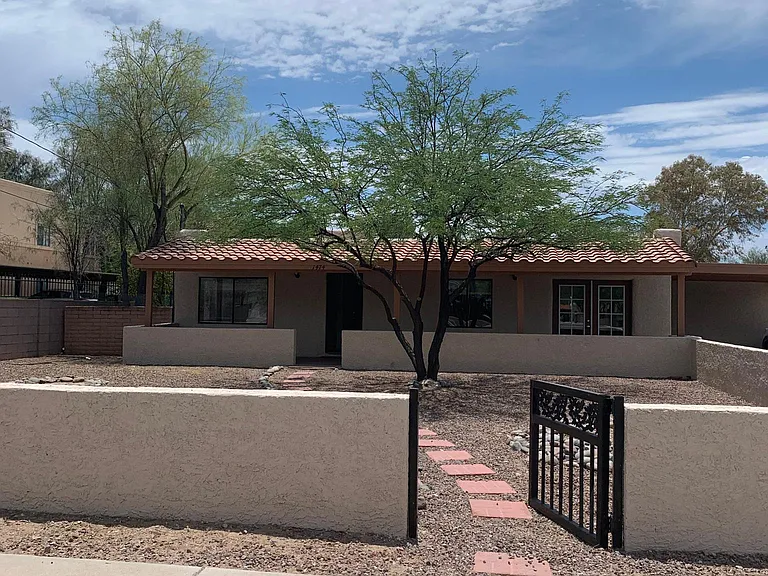 1474 E Hedrick Dr — Photo 1