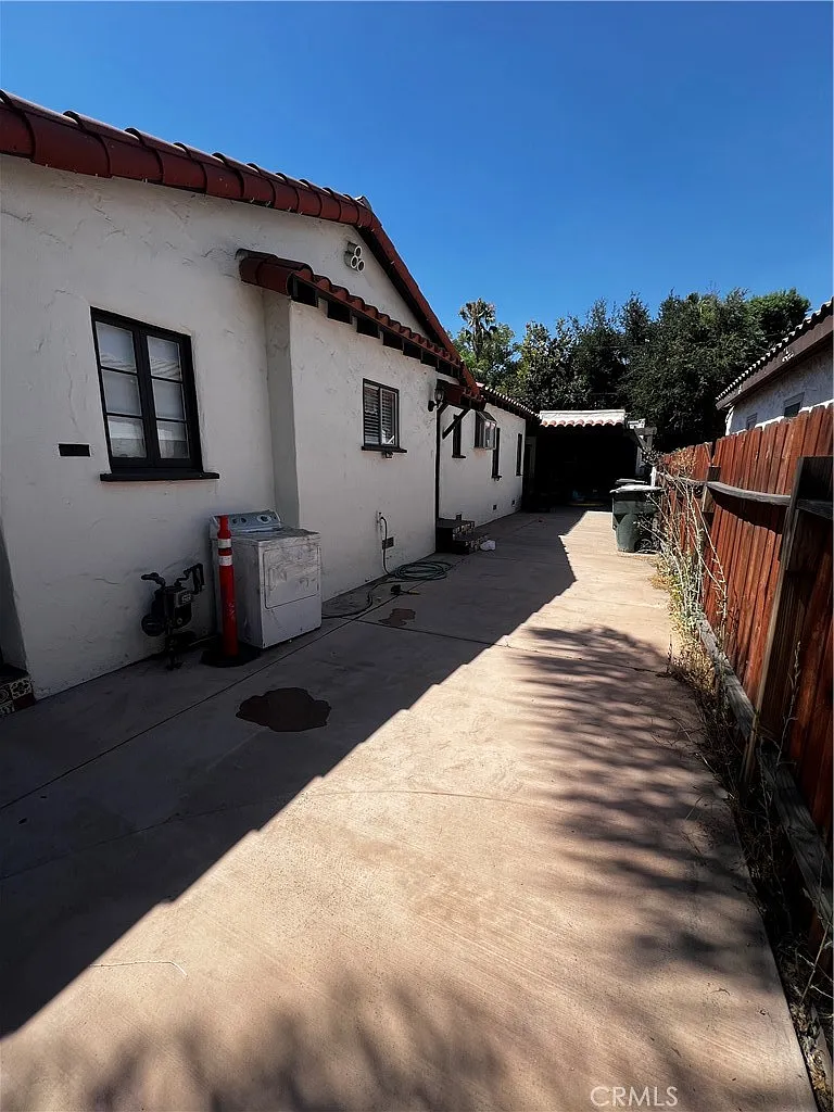 Studio, 300 sqft, $900 — Photo 1