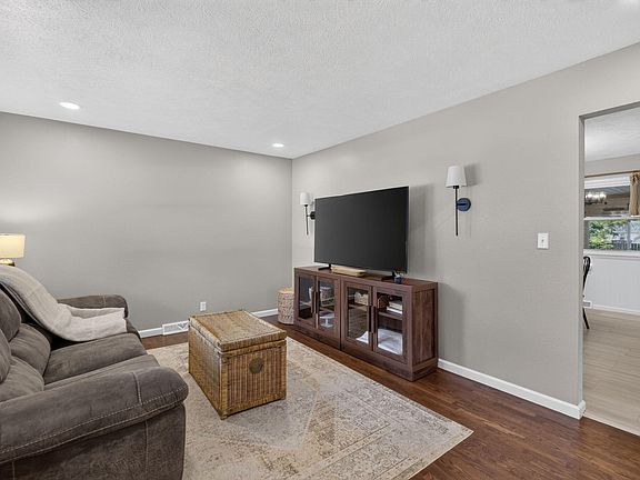 5th image of 1112 E Mcclernon Street