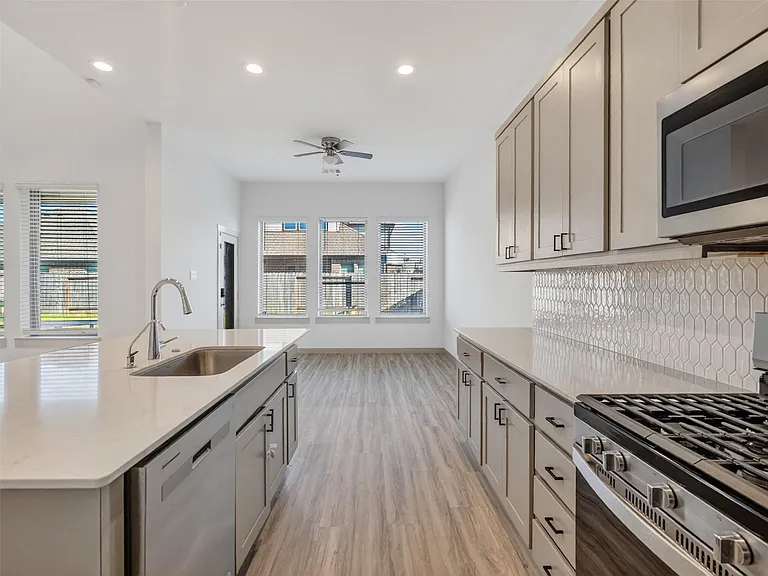 818 Kingwood Dr — Photo 17