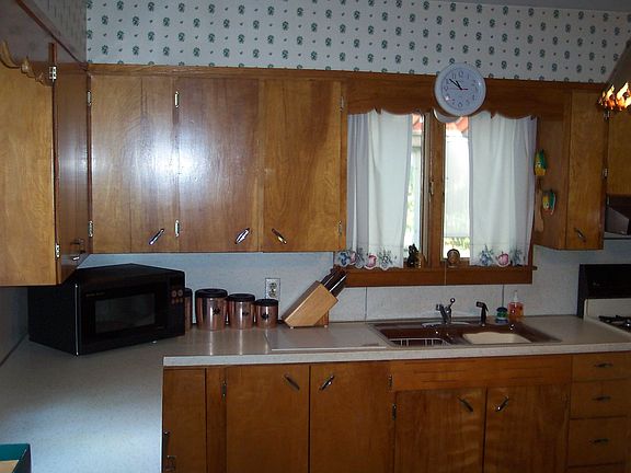 Kitchen w/breakfast bar