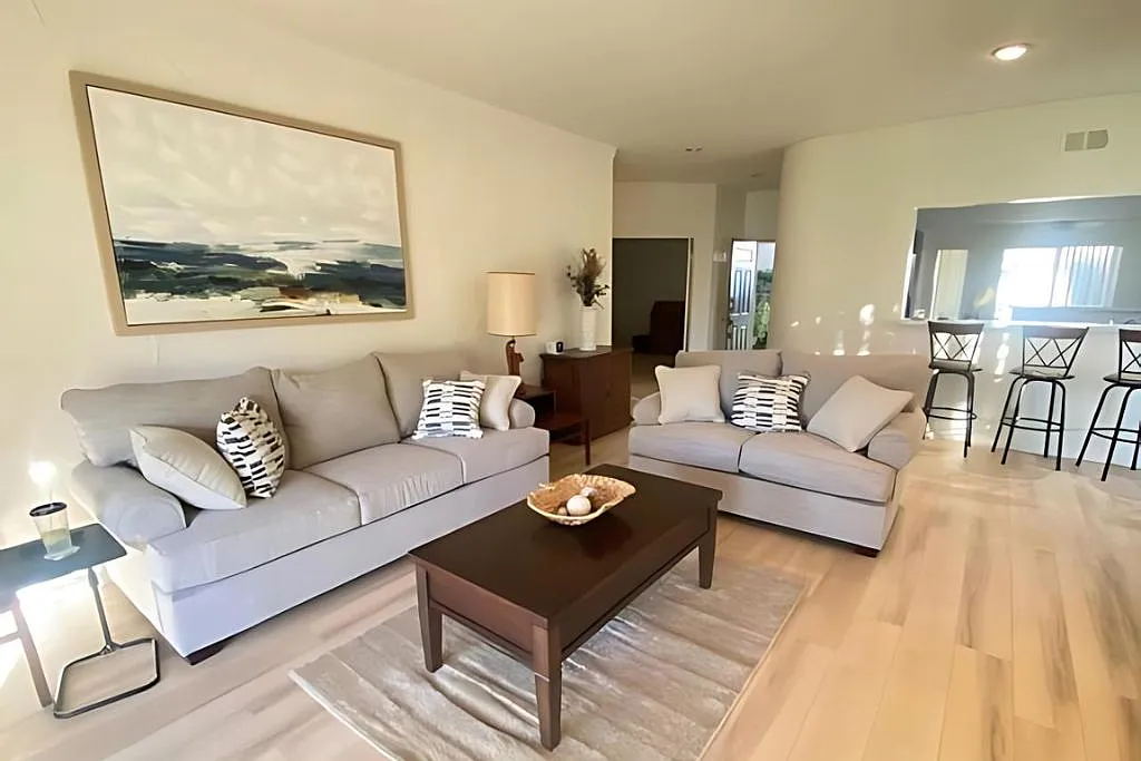 3 bed, 2.5 bath, 1814 sqft, $6,500 — Photo 3