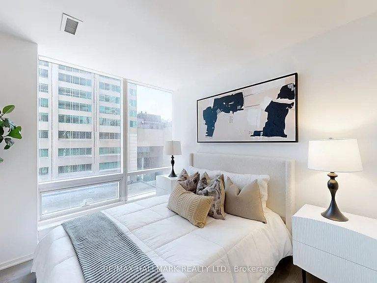 1 Bloor St E #520 — Photo 10