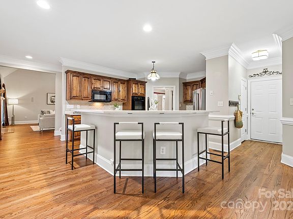 4th image of 1200 Churchill Downs Dr