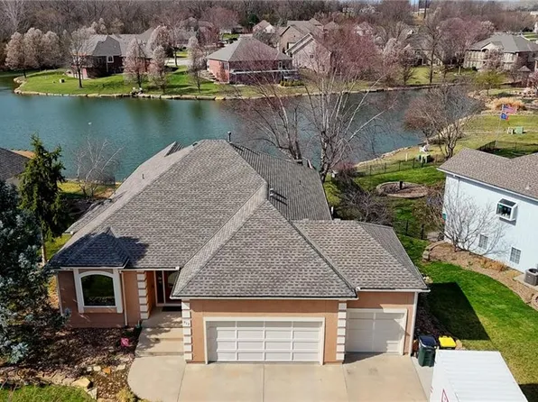 913 Oakmont Dr, Lansing, KS 66043