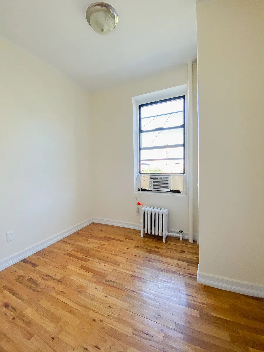 Building Photo - 700 E 9th St #13
