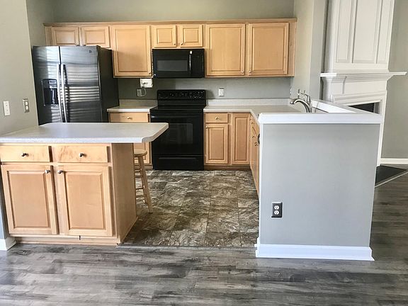 Kitchen - Peninsula with Extra Counter Space