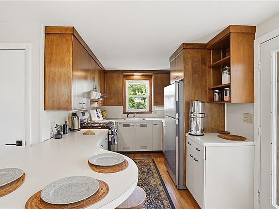 5th image of 407 Smithfield Ave