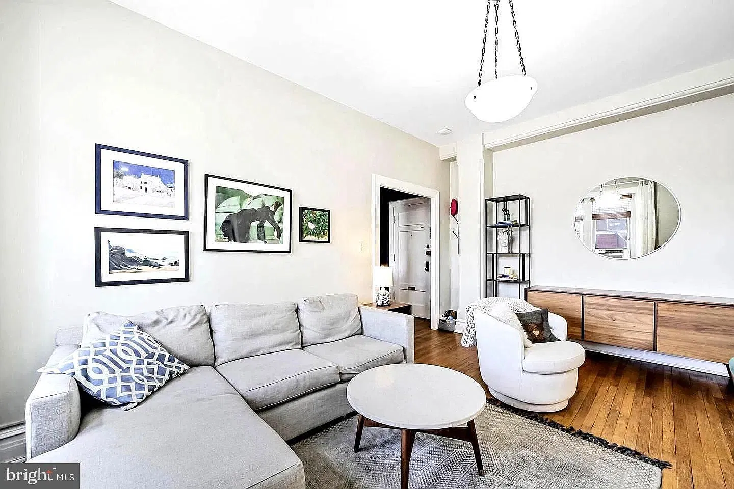 1 bed, 1.0 bath, 700 sqft, $2,350 — Photo 2