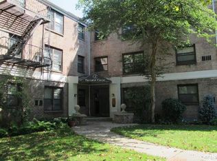 2 Terrace Cir APT 1C, Great Neck, NY 11021