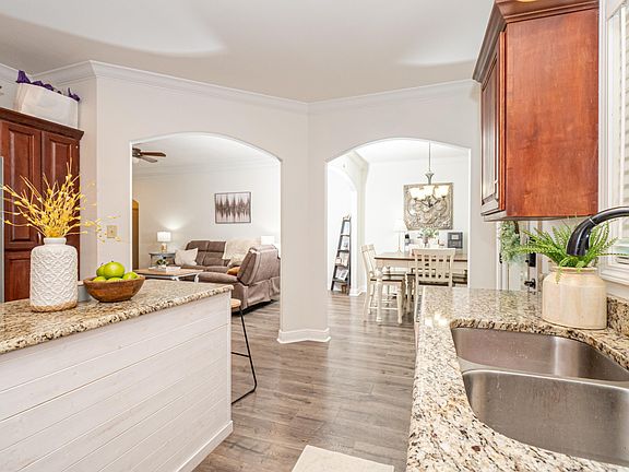 4th image of 171 Waverly Cir