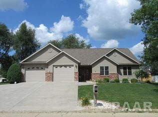 1265 E Sycamore St, Canton, IL 61520