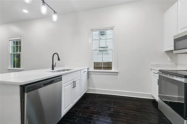 4023 Franklin Ave — Photo 6