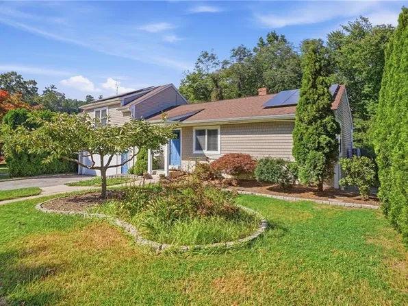 20 Moswansicut Dr, Johnston, RI 02919