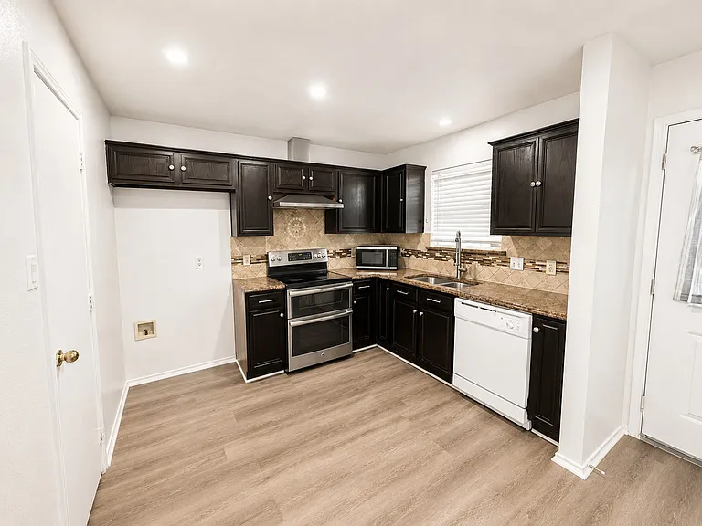 515 Haymarket Dr — Photo 3