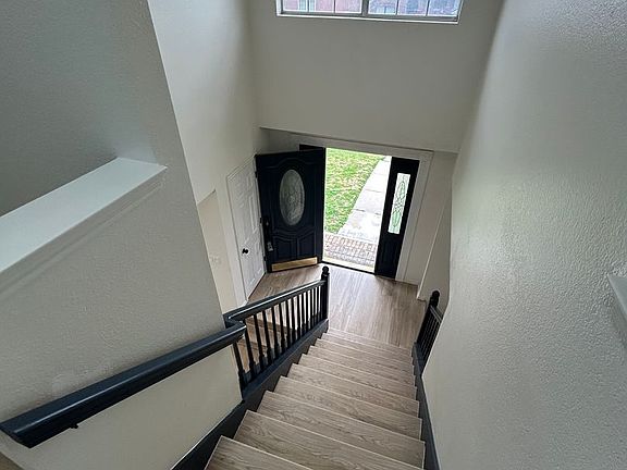 4th image of 1131 Holly Dr