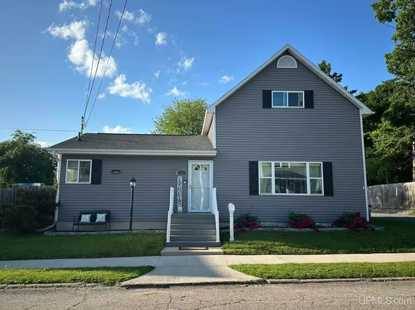 512 7th St, Iron Mountain, MI 49801