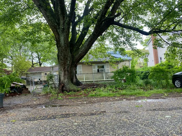11 Hounslow Rd, Shirley, NY 11967