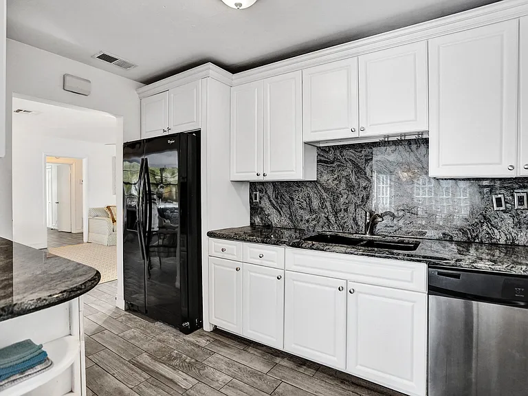 107 N Swinton Cir — Photo 14