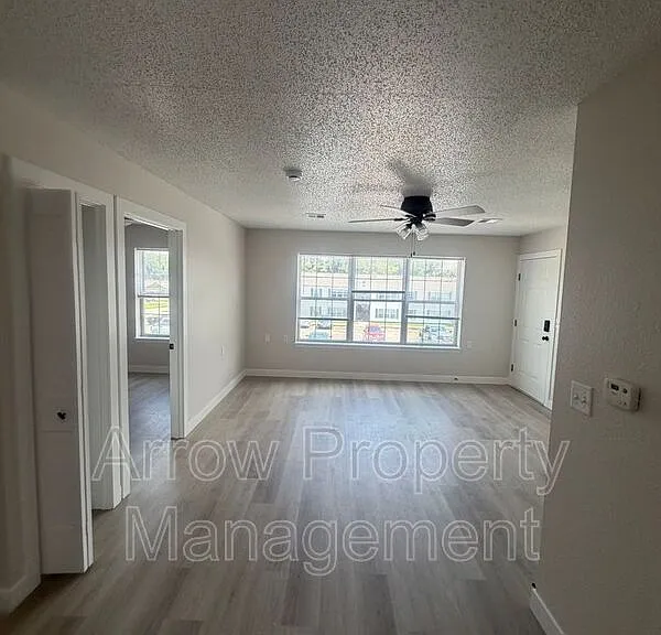 1015 W 14th St #8 — Photo 5