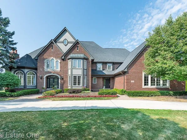 5575 Murfield Dr, Rochester, MI 48306