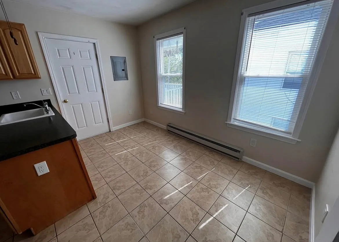3 bed, 1000 sqft, $2,400 — Photo 4