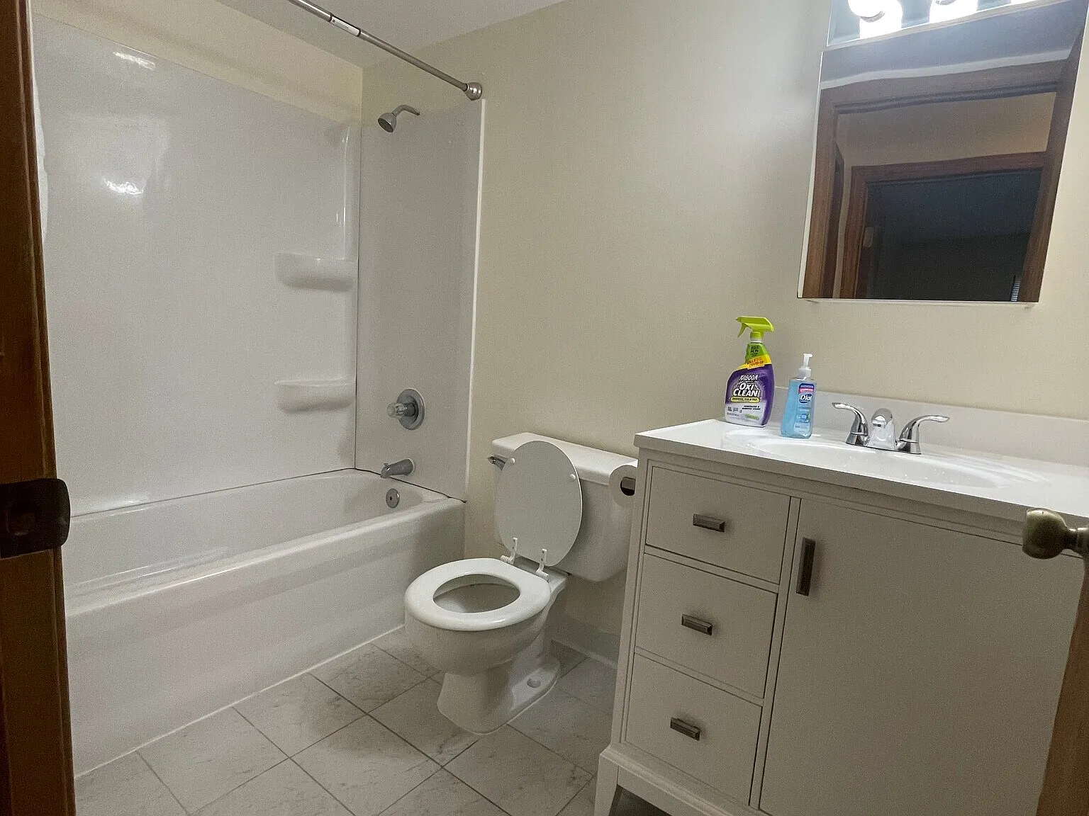 2 bed, 1.5 bath, 998 sqft, $1,290 — Photo 3