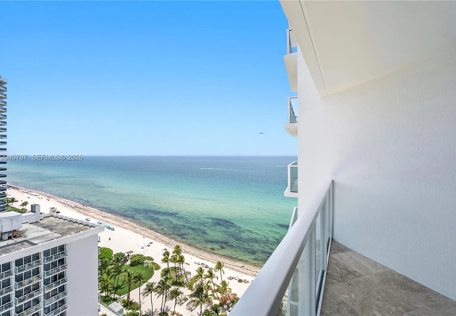 La Perla Condo — Photo 1
