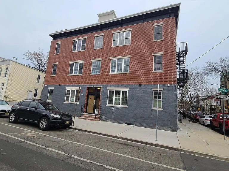 100 Griffith St #1R — Photo 12