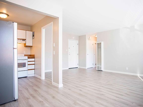 5th image of 3001 Baker St #5