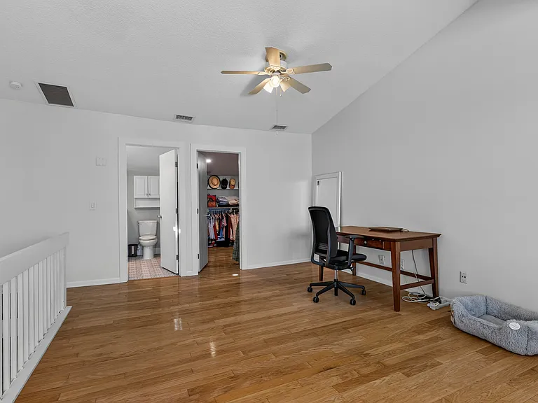 209 Myra St — Photo 24