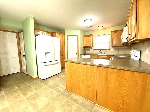 3rd image of 424 NE Wolf Creek Dr