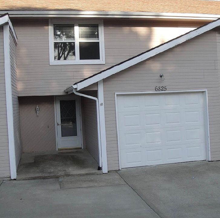 Main entrance. 4 car parking