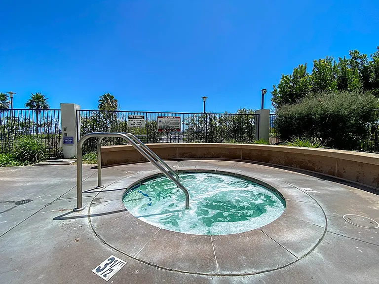 525 E Seaside Way — Photo 12
