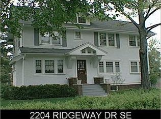 2204 Ridgeway Dr SE, Cedar Rapids, IA 52403