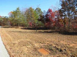 566 N Edgewater Trl, Toccoa, GA 30577