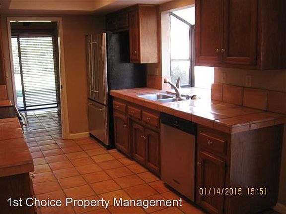 3rd image of 927 Camelot Dr