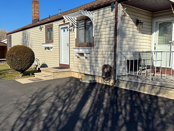 2nd image of 420 W Wood St