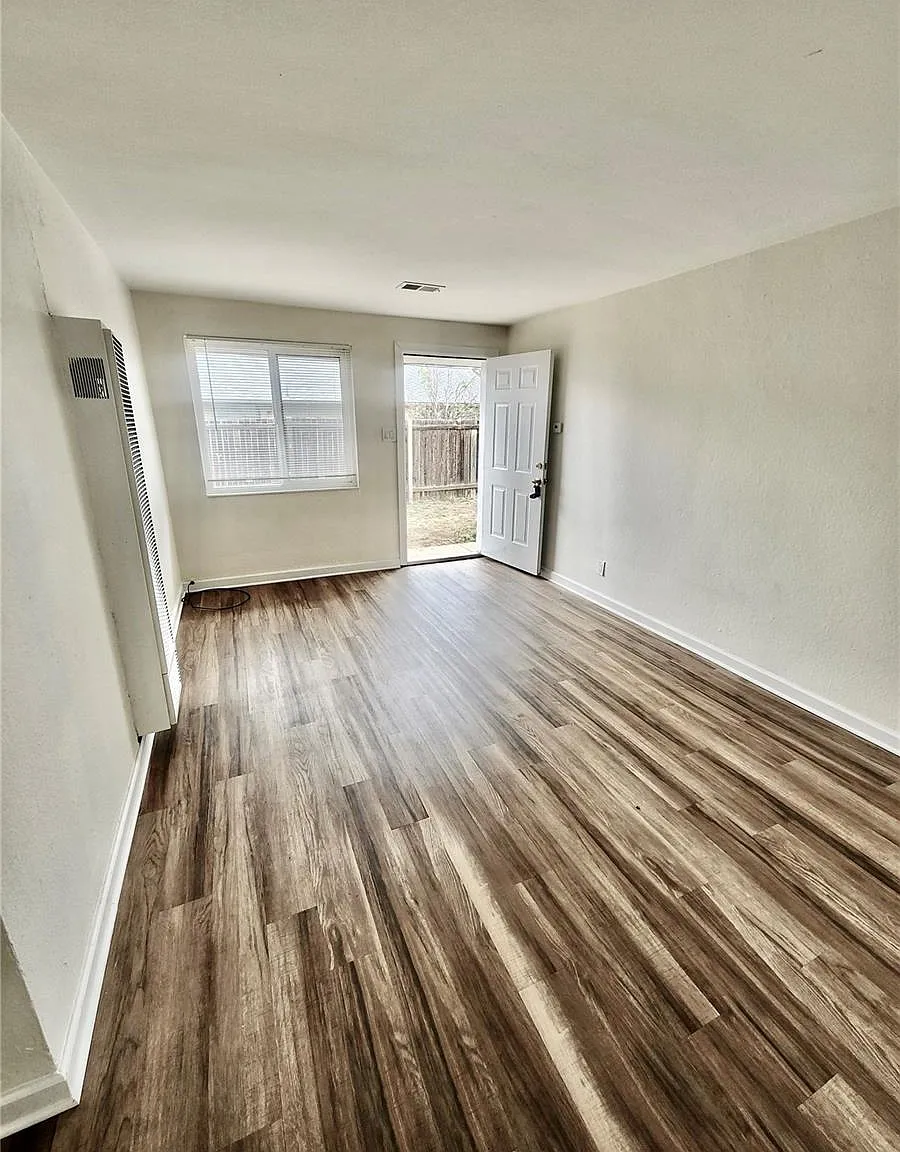 1 bed, 1.0 bath, 800 sqft, $999 — Photo 1