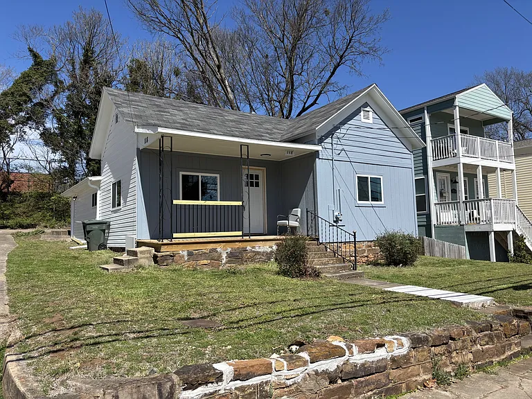118 E Spring St — Photo 2