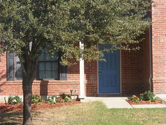 Cover front porch and new fall landscaping to welcome you!