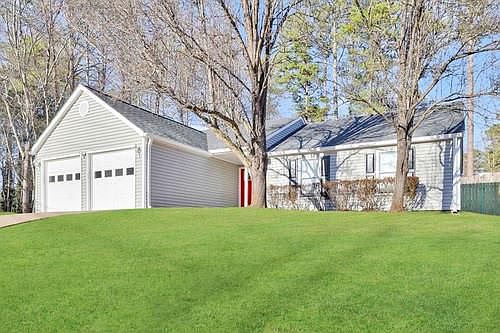 3rd image of 805 Riverstone Ln