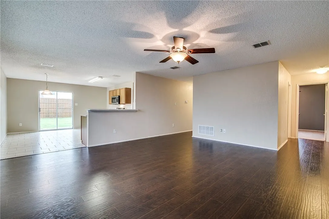3 bed, 2.0 bath, 1585 sqft, $2,050 — Photo 4