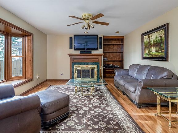 3rd image of 3732 Broadmoor Dr